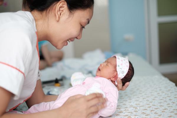 Thực hiện tốt các nguyên tắc đạo đức hành nghề hộ sinh góp phần bảo vệ người bệnh, nâng cao chất lượng chăm sóc và xây dựng niềm tin với xã hội